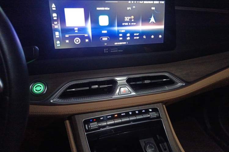 Used Landian E5 2023 1.5L DE-i 110KM Flagship 7-Seater Audio And AC Panel