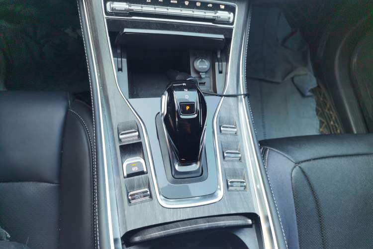 Used Landian E5 2023 1.5L DE-i 100KM Comfort Edition 7-Seater Gear Lever