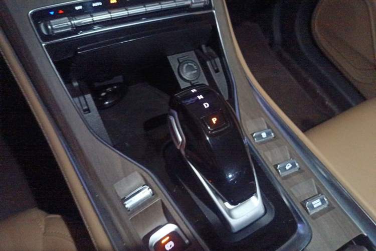 Used Landian E5 2023 1.5L DE-i 110KM Flagship 7-Seater Gear Lever