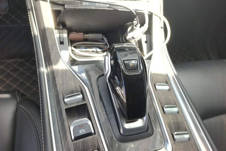 Used Landian E5 2023 1.5L DE-i 100KM Zhenxiang Edition 7-Seater Gear Lever