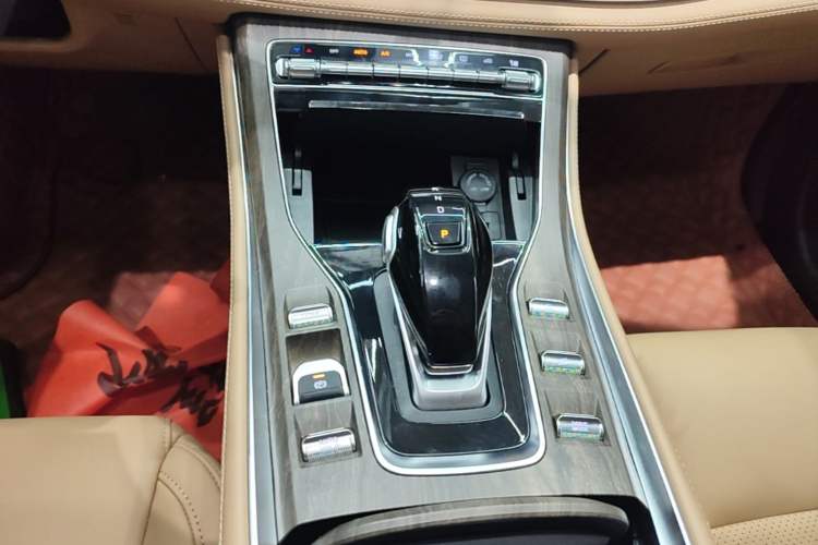 Used Landian E5 2023 1.5L DE-i 100KM Zhenxiang Edition 7-Seater Gear Lever
