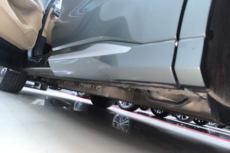 Used Landian E5 2023 1.5L DE-i 100KM Zhenxiang Edition 7-Seater Left Side Sill
