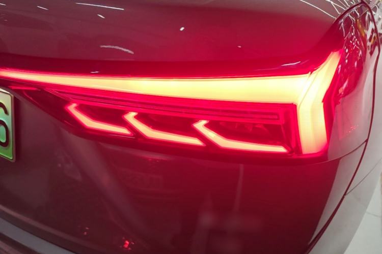 Used Landian E5 2023 1.5L DE-i 100KM Zhenxiang Edition 7-Seater Right Rear Taillight