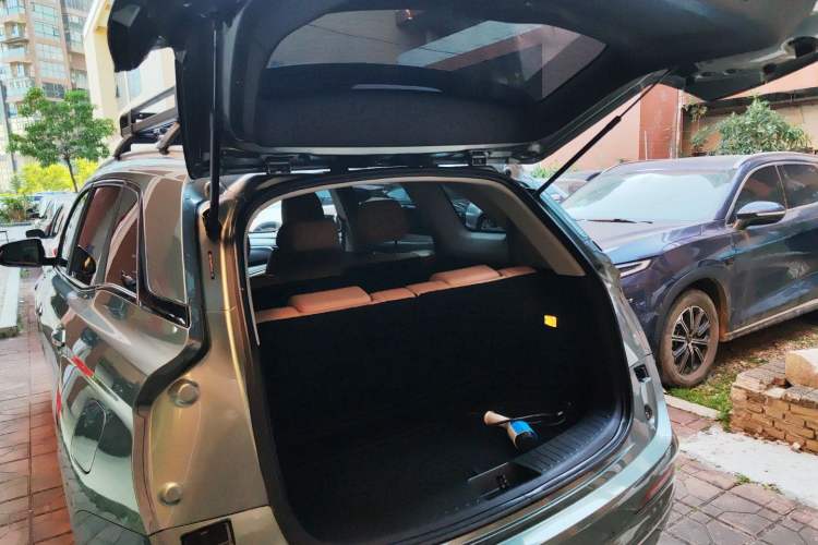 Used Landian E5 2023 1.5L DE-i 100KM Comfort Edition 7-Seater Trunk