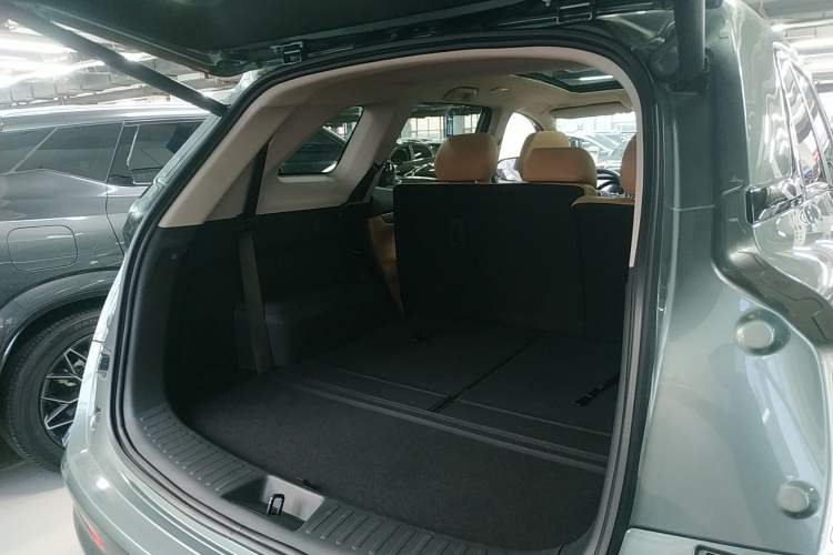 Used Landian E5 2023 1.5L DE-i 100KM Zhenxiang Edition 7-Seater Trunk