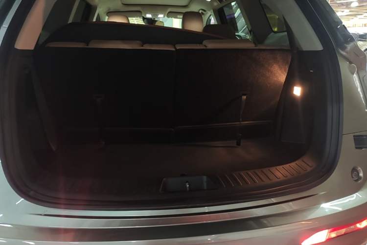 Used Landian E5 2023 1.5L DE-i 100KM Zhenxiang Edition 7-Seater Trunk