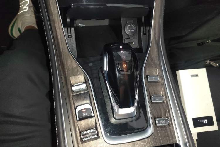 Used Landian E5 2023 1.5L DE-i 100KM Comfort Edition 7-Seater Gear Lever