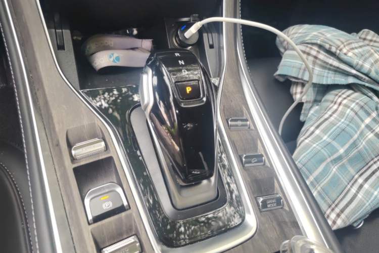 Used Landian E5 2023 1.5L DE-i 100KM Zhenxiang Edition 7-Seater Gear Lever