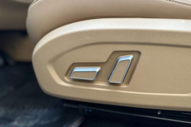 Used Landian E5 2023 1.5L DE-i 110KM Flagship 7-Seater Interior 1