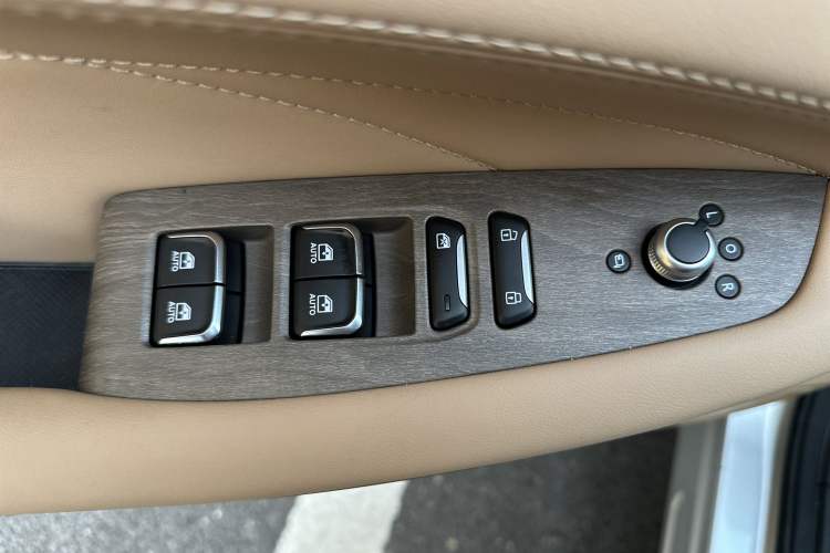 Used Landian E5 2023 1.5L DE-i 110KM Flagship 7-Seater Interior 9