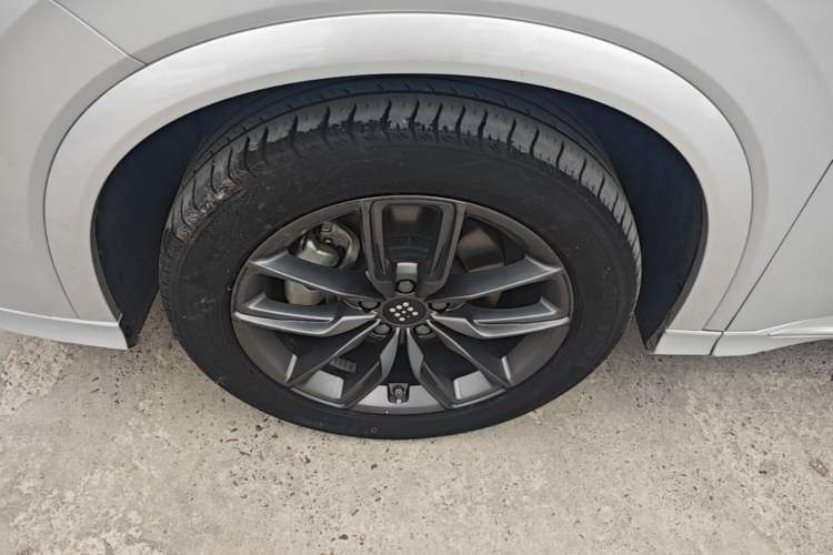 Used Landian E5 2023 1.5L DE-i 100KM Enjoyment Version 5 Seats Left Front Wheel Hub