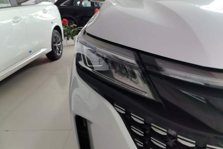 Used Landian E5 2023 1.5L DE-i 100KM Zhenxiang Edition 7-Seater Right Front Headlight
