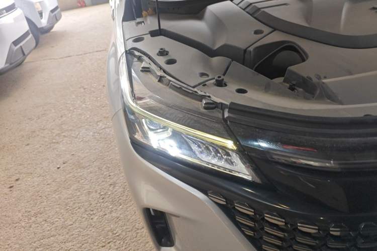 Used Landian E5 2023 1.5L DE-i 100KM Zhenxiang Edition 7-Seater Right Front Headlight