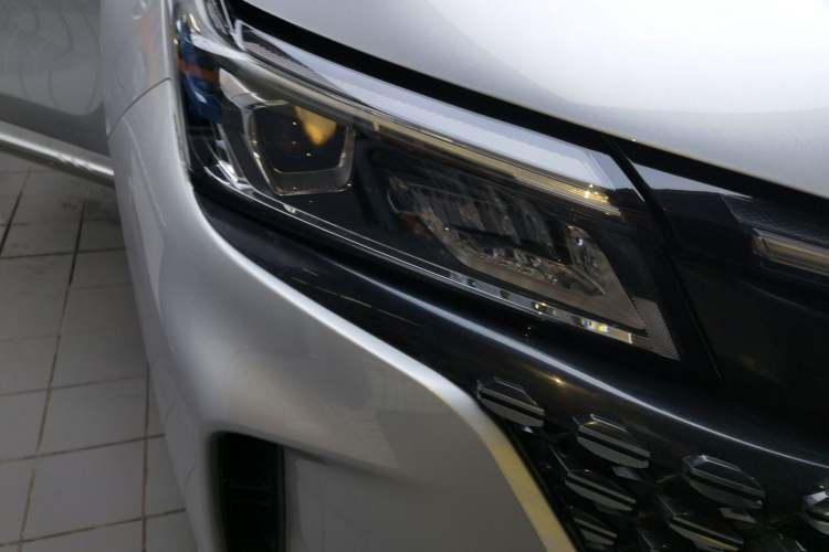 Used Landian E5 2023 1.5L DE-i 110 km Flagship Model 5 Seats Right Front Headlight