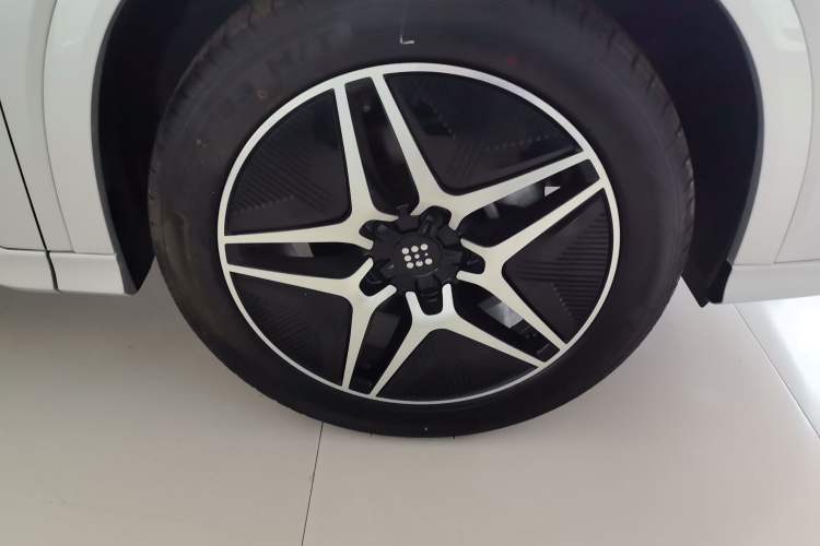 Used Landian E5 2023 1.5L DE-i 100KM Zhenxiang Edition 7-Seater Right Front Wheel Hub