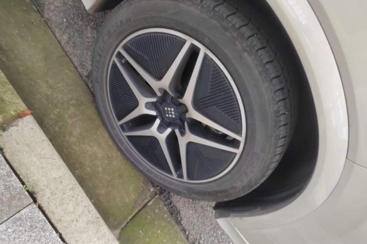 Used Landian E5 2023 1.5L DE-i 100KM Zhenxiang Edition 7-Seater Right Front Wheel Hub