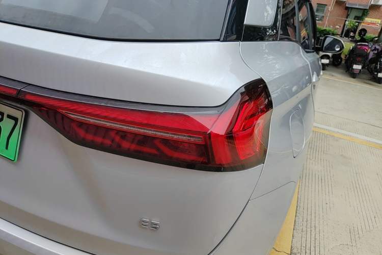 Used Landian E5 2023 1.5L DE-i 100KM Zhenxiang Edition 7-Seater Right Rear Taillight