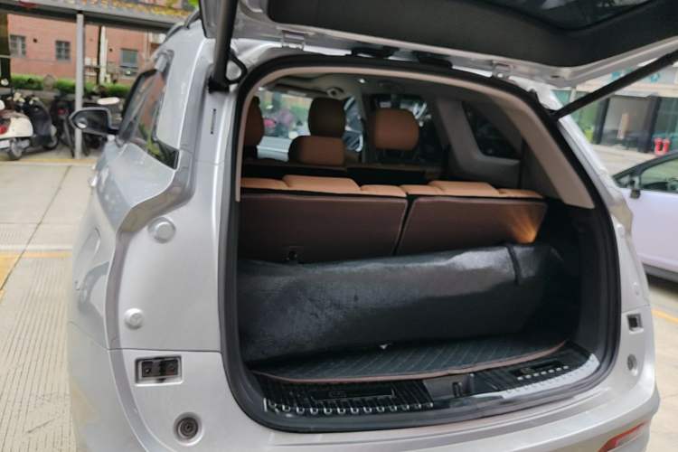 Used Landian E5 2023 1.5L DE-i 100KM Zhenxiang Edition 7-Seater Trunk