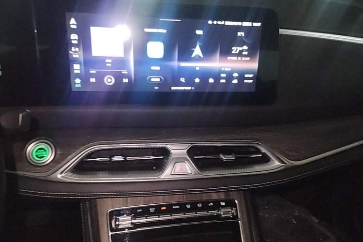 Used Landian E5 2023 1.5L DE-i 100KM Comfort Edition 7-Seater Audio And AC Panel