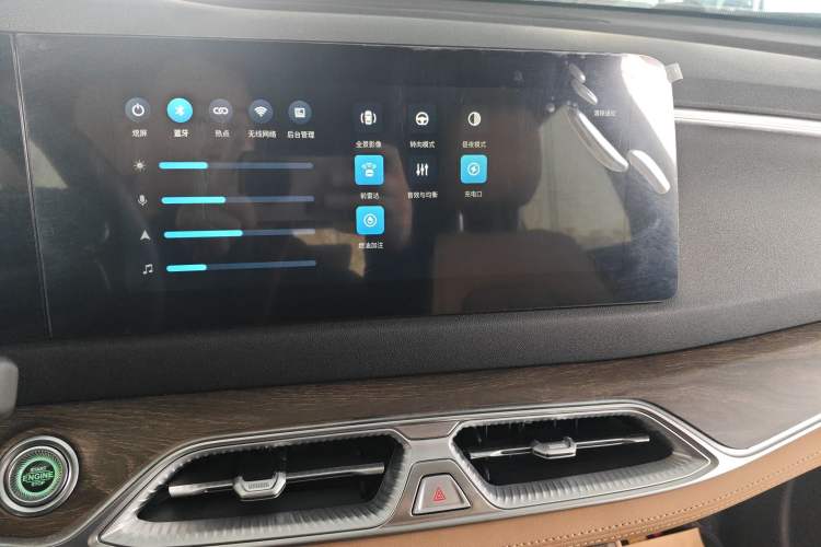 Used Landian E5 2023 1.5L DE-i 100KM Zhenxiang Edition 5-seater Audio And AC Panel