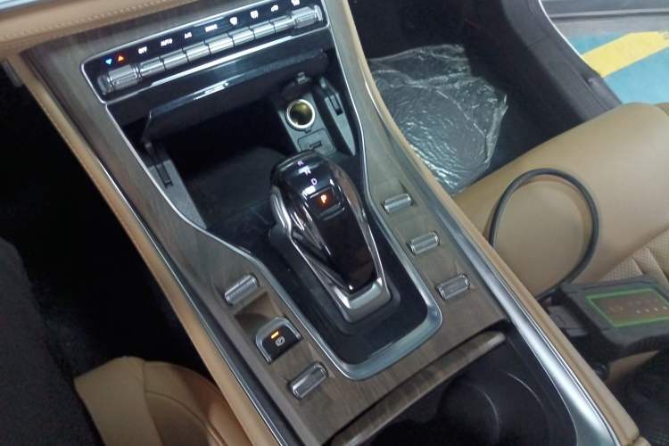 Used Landian E5 2023 1.5L DE-i 100KM Zhenxiang Edition 7-Seater Gear Lever