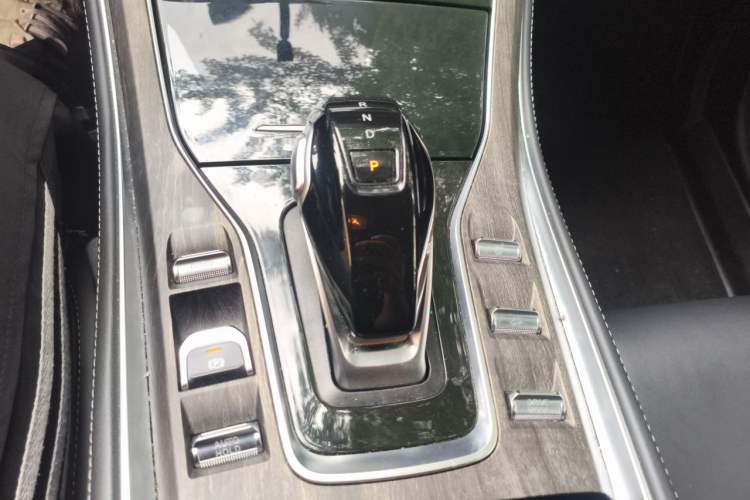 Used Landian E5 2023 1.5L DE-i 100KM Comfort Edition 7-Seater Gear Lever
