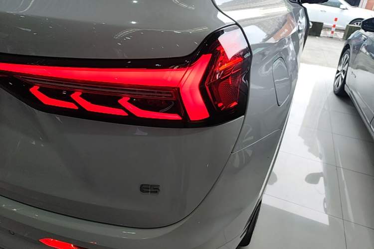 Used Landian E5 2023 1.5L DE-i 100KM Comfort Edition 7-Seater Right Rear Taillight