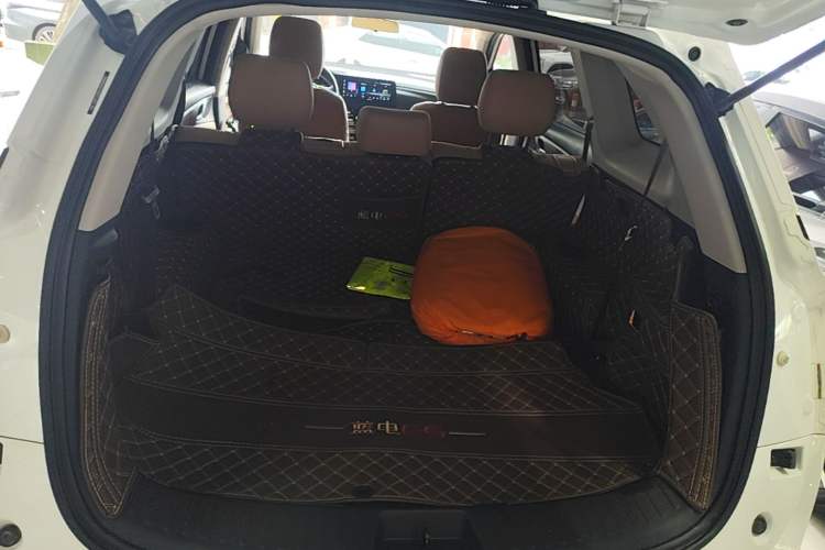 Used Landian E5 2023 1.5L DE-i 100KM Comfort Edition 7-Seater Trunk
