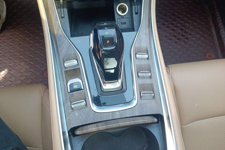Used Landian E5 2023 1.5L DE-i 110KM Flagship 7-Seater Gear Lever
