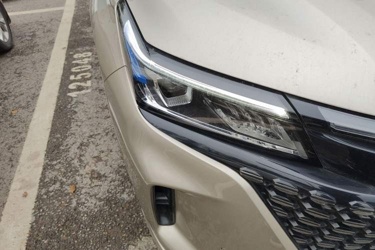 Used Landian E5 2023 1.5L DE-i 110KM Flagship 7-Seater Right Front Headlight