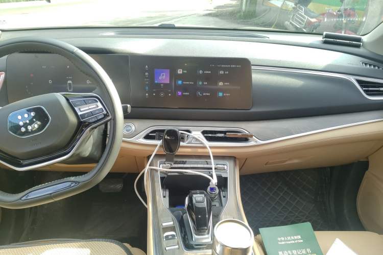Used Landian E5 2024 Honor Edition 100KM Premium Model 7 Seats Audio And AC Panel