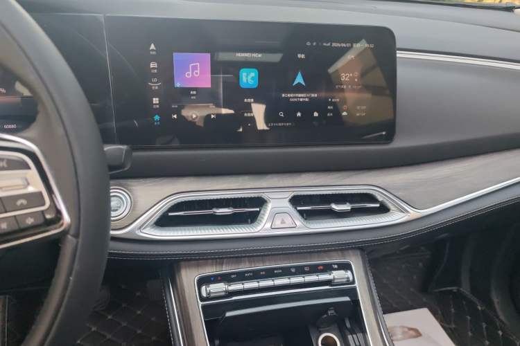 Used Landian E5 2024 Honor Edition 100KM Premium Model 7 Seats Audio And AC Panel