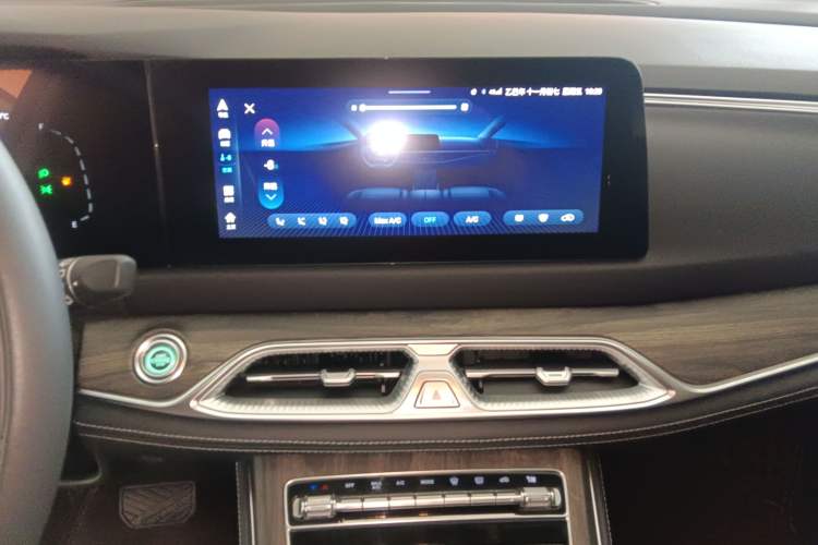 Used Landian E5 2024 Honor Edition 100KM Deluxe 7-Seater Audio And AC Panel