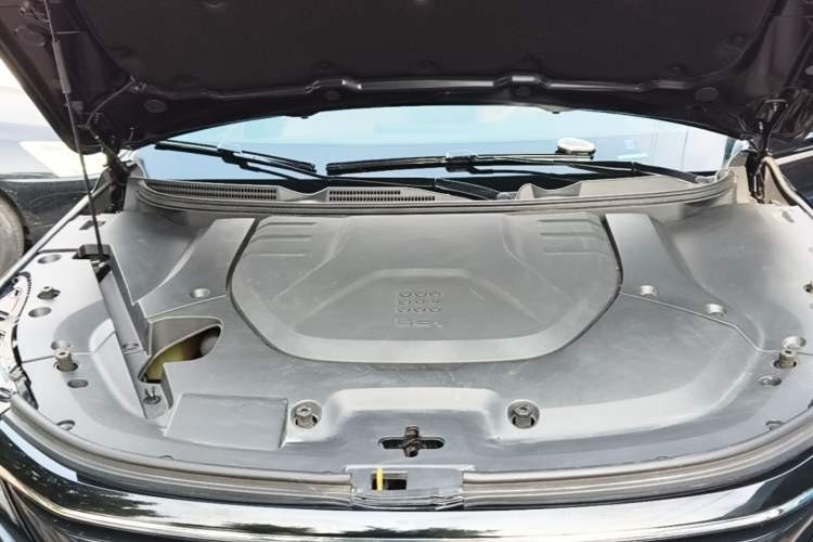 Used Landian E5 2024 Honor Edition 100KM Deluxe 7-Seater Engine Bay