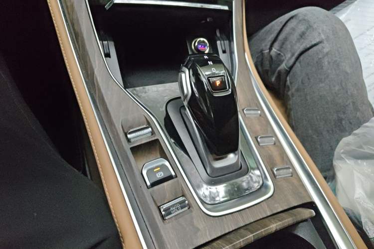 Used Landian E5 2024 Honor Edition 100KM Deluxe 7-Seater Gear Lever