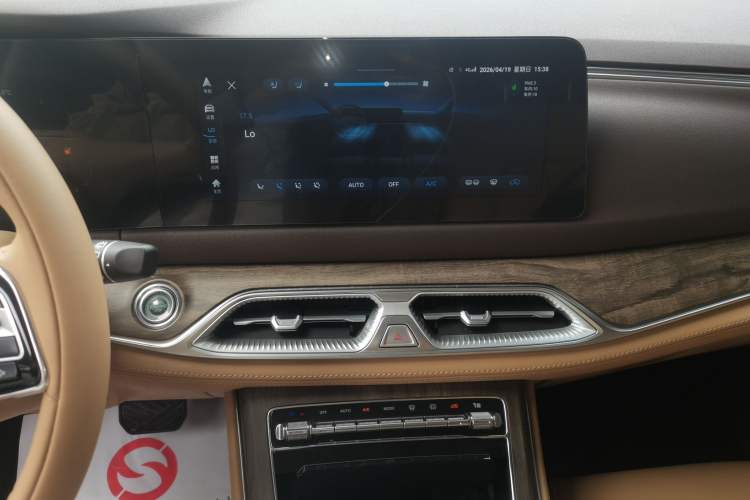Used Landian E5 2024 Honor Edition 100KM Premium Model 7 Seats Audio And AC Panel