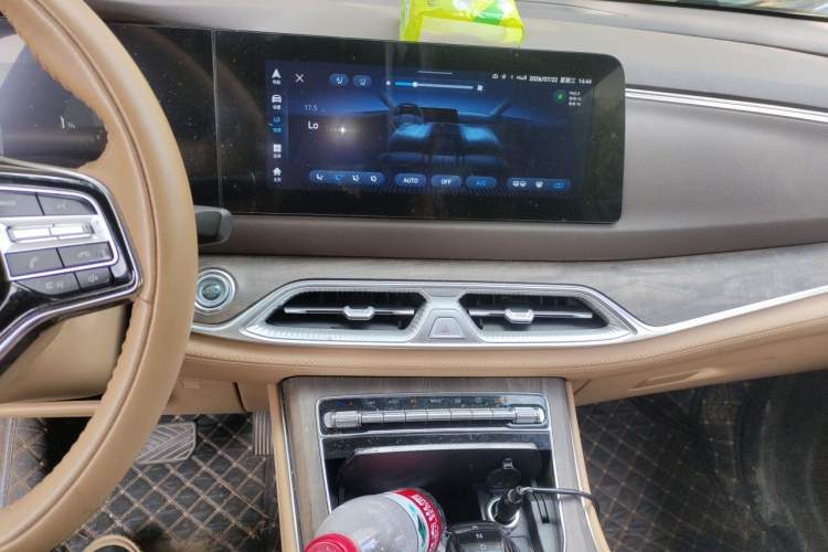 Used Landian E5 2024 Honor Edition 100KM Premium Model 7 Seats Audio And AC Panel