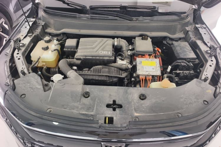 Used Landian E5 2024 Honor Edition 100KM Comfort Model 7 Seats Engine Bay