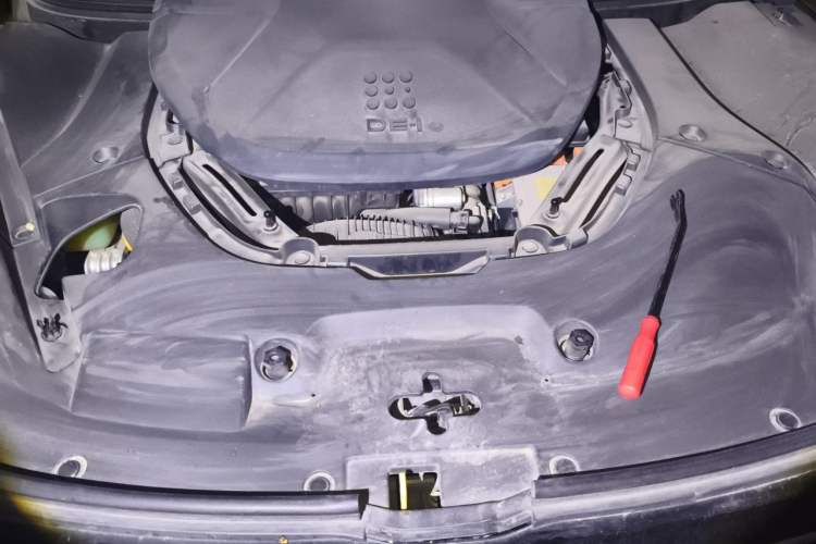 Used Landian E5 2024 Honor Edition 100KM Deluxe 7-Seater Engine Bay