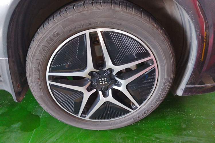 Used Landian E5 2024 Honor Edition 100KM Premium Model 7 Seats Right Front Wheel Hub