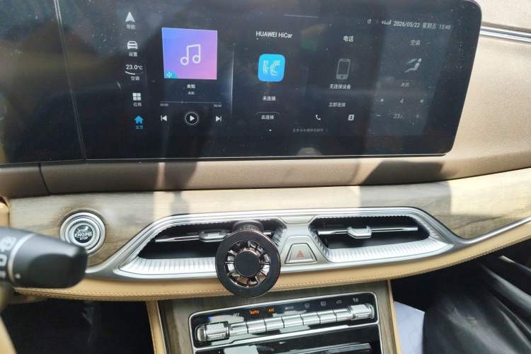 Used Landian E5 2024 Honor Edition 100KM Premium Model 7 Seats Audio And AC Panel