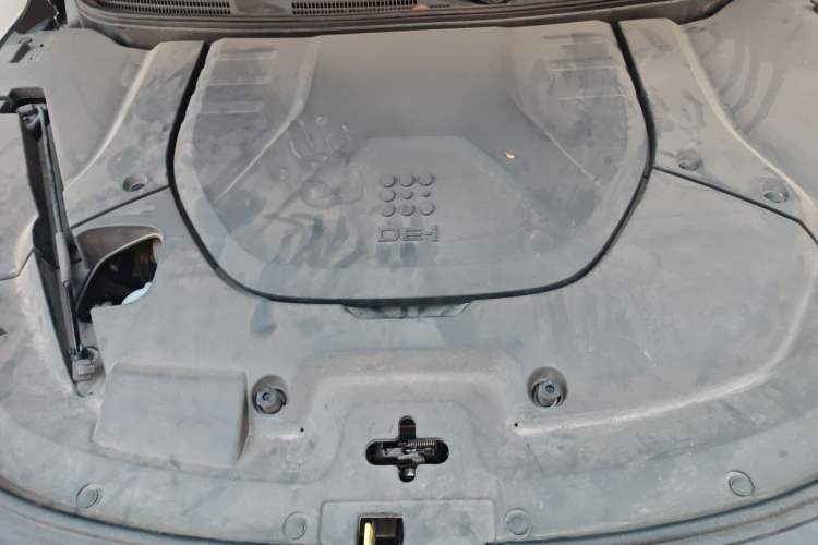 Used Landian E5 2024 Honor Edition 100KM Premium Model 5 Seats Engine Bay