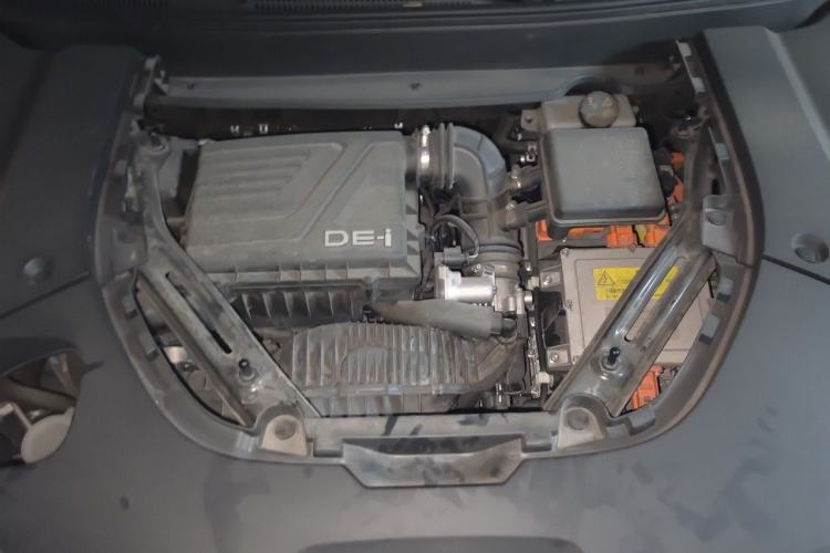 Used Landian E5 2024 Honor Edition 100KM Premium Model 7 Seats Engine Bay