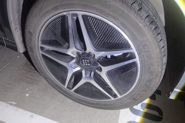 Used Landian E5 2024 Honor Edition 100KM Premium Model 7 Seats Right Front Wheel Hub