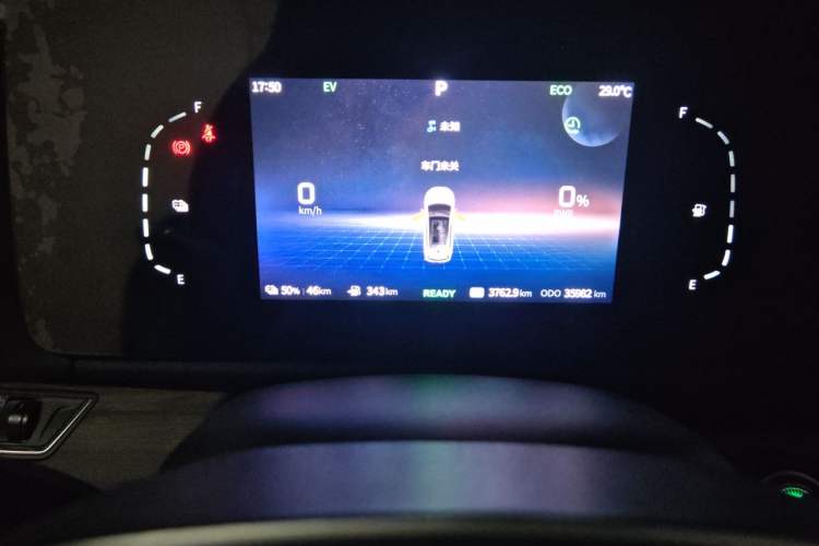 Used Landian E5 2024 Honor Edition 100KM Comfort Model 7 Seats Odometer Close Up