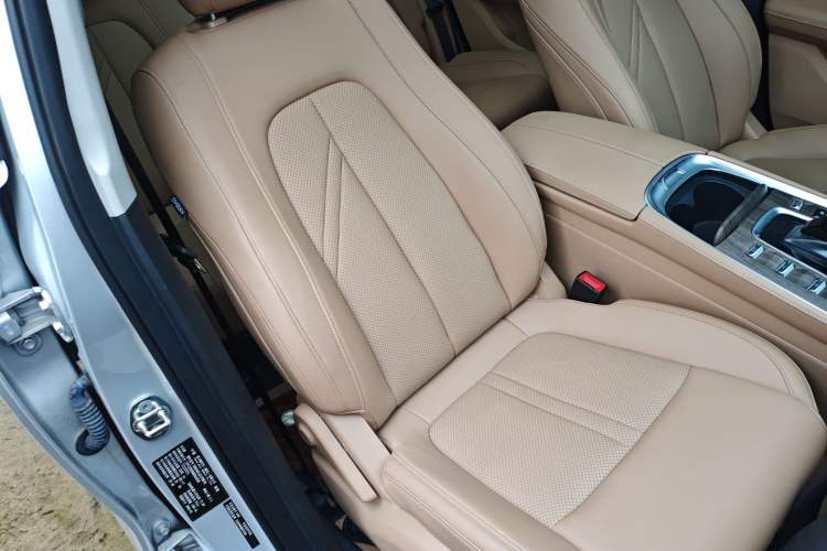 Used Landian E5 2024 Honor Edition 100KM Deluxe 5-Seater Right Front Seat