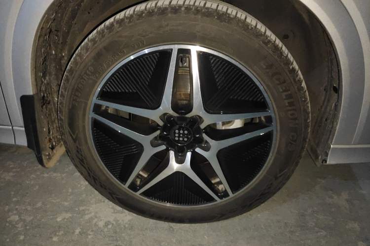 Used Landian E5 2024 Honor Edition 100KM Premium Model 7 Seats Right Front Wheel Hub