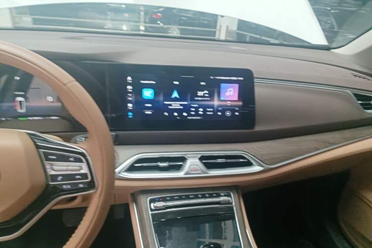 Used Landian E5 2024 Honor Edition 100KM Premium Model 7 Seats Audio And AC Panel