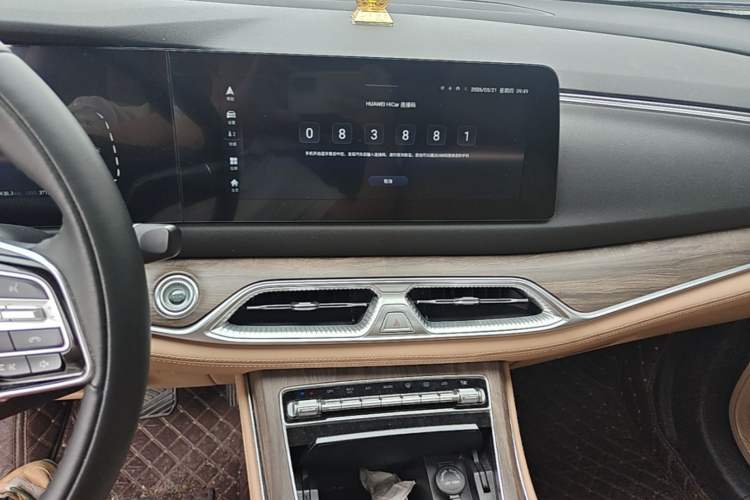 Used Landian E5 2024 Honor Edition 100KM Deluxe 7-Seater Audio And AC Panel