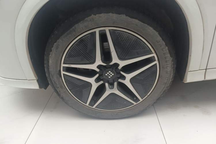 Used Landian E5 2024 Honor Edition 100KM Premium Model 7 Seats Left Front Wheel Hub